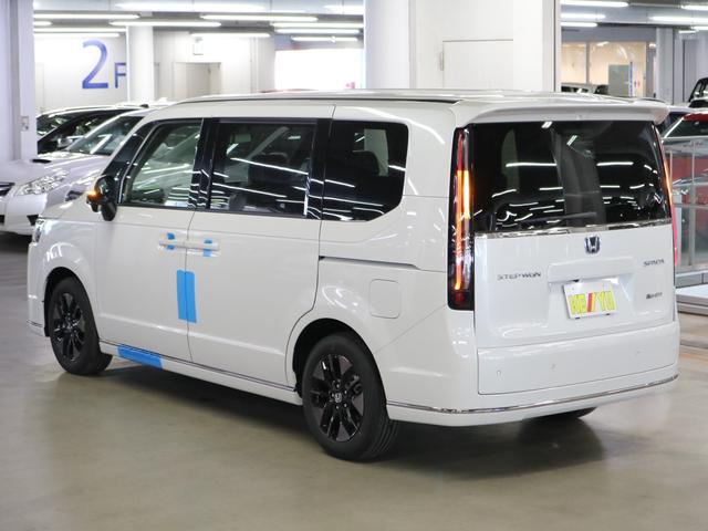 ステップワゴン ｅ：ＨＥＶスパーダ　登録済未使用車　ホンダセンシング　１５．６インチリヤモニター　１１．４インチナビ　マルチビューカメラ　後退出庫サポート・ＢＳＩ　シートヒーター　オットマン　コンビシート　パワーバックドア　両側電動スライドドア　全列ＵＳＢ　ＬＥＤライト（8枚目）
