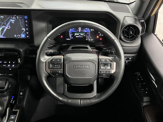 ランドクルーザー２５０ ＶＸファーストエディション　４ＷＤ　アドバンストドライブ　デジタルミラー　ムーンルーフ　パノラミックビュー　ＢＳＭ　本革シート　シートベンチレーション　１２．３インチナビ　セーフティセンス　ＥＴＣ２．０　パワーバックドア　丸目型ＬＥＤ（11枚目）