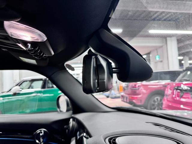 MINI クーパーD ブリック・レーン・エディション ディーゼルターボ ドライビングアシスト ETC2.0 レザーシート シートヒーター 純正ナビ バックカメラ BTオーディオ USB端子 スマートキー クルーズコントロール パーキングセンサー LEDランプ スペアキー有(17枚目)