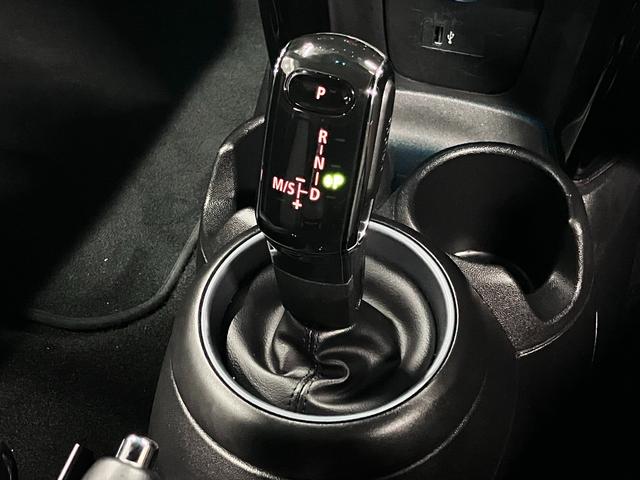 MINI クーパーD ブリック・レーン・エディション ディーゼルターボ ドライビングアシスト ETC2.0 レザーシート シートヒーター 純正ナビ バックカメラ BTオーディオ USB端子 スマートキー クルーズコントロール パーキングセンサー LEDランプ スペアキー有(30枚目)