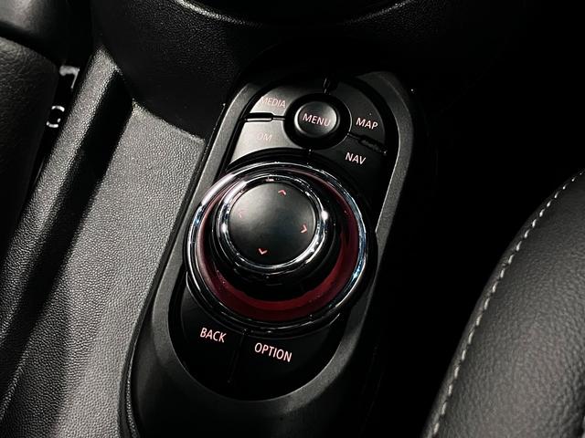 MINI クーパーD ブリック・レーン・エディション ディーゼルターボ ドライビングアシスト ETC2.0 レザーシート シートヒーター 純正ナビ バックカメラ BTオーディオ USB端子 スマートキー クルーズコントロール パーキングセンサー LEDランプ スペアキー有(31枚目)