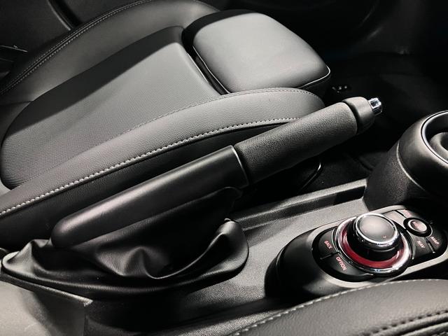 MINI クーパーD ブリック・レーン・エディション ディーゼルターボ ドライビングアシスト ETC2.0 レザーシート シートヒーター 純正ナビ バックカメラ BTオーディオ USB端子 スマートキー クルーズコントロール パーキングセンサー LEDランプ スペアキー有(32枚目)