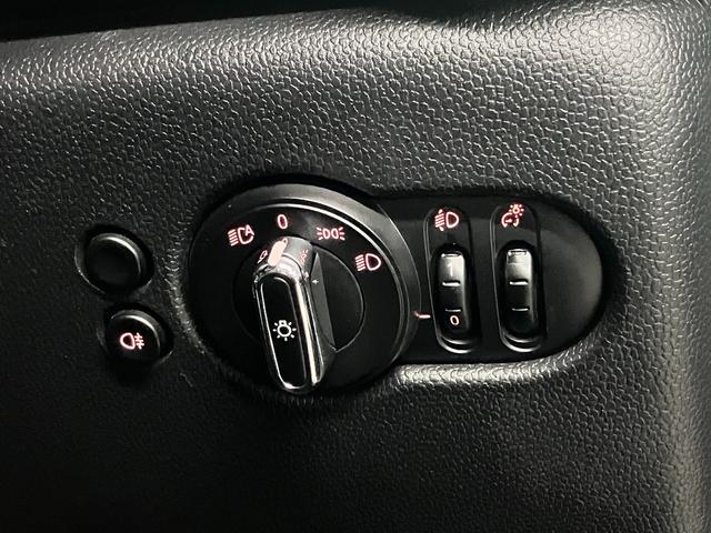 MINI クーパーD ブリック・レーン・エディション ディーゼルターボ ドライビングアシスト ETC2.0 レザーシート シートヒーター 純正ナビ バックカメラ BTオーディオ USB端子 スマートキー クルーズコントロール パーキングセンサー LEDランプ スペアキー有(36枚目)