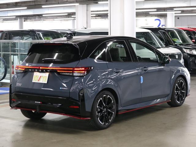 オーラ ニスモ　登録済未使用車　ＢＯＳＥサウンドシステム　インテリミラー　ＮＣ９インチナビ　アラウンドビューモニター　プロパイロット　ＢＳＷ・ＲＣＴＡ　ワイヤレス充電　ＥＴＣ２．０　ＢＴオーディオ　フルセグＴＶ　専用ハーフレザーシート　アダプティブＬＥＤ（3枚目）