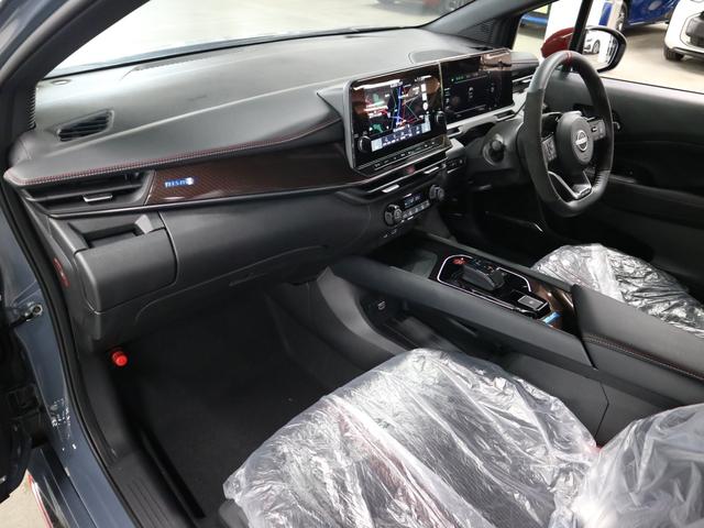 オーラ ニスモ　登録済未使用車　ＢＯＳＥサウンドシステム　インテリミラー　ＮＣ９インチナビ　アラウンドビューモニター　プロパイロット　ＢＳＷ・ＲＣＴＡ　ワイヤレス充電　ＥＴＣ２．０　ＢＴオーディオ　フルセグＴＶ　専用ハーフレザーシート　アダプティブＬＥＤ（17枚目）
