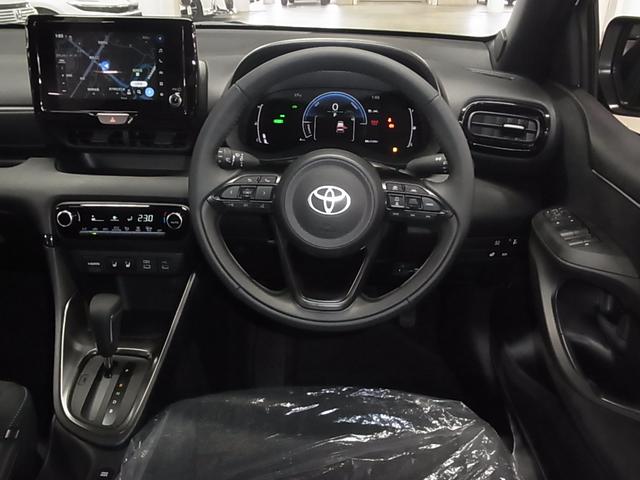 ヤリス ハイブリッドＺ　登録済み未使用車　セーフティセンス　パノラミックビューモニター　ＢＳＭ・ＳＥＡ　シート＆ステアヒーター　８インチディスプレイオーディオＰｌｕｓ　ＥＴＣ２．０　ＢＴオーディオ　フルセグＴＶ　ＨＤＭＩ　ＬＥＤライト　オプション１６インチＡＷ（11枚目）