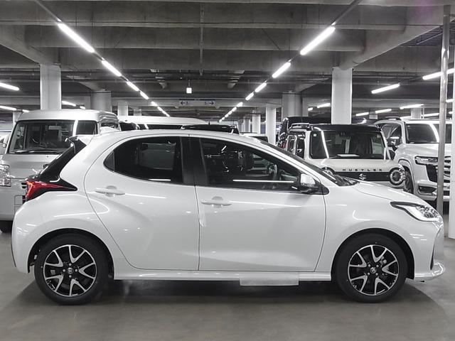 ヤリス ハイブリッドZ 登録済み未使用車 セーフティセンス パノラミックビューモニター BSM・SEA シート&ステアヒーター 8インチディスプレイオーディオPlus ETC2.0 BTオーディオ フルセグTV HDMI LEDライト オプション16インチAW(9枚目)