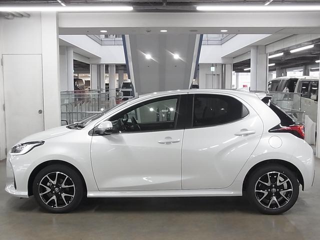 ヤリス ハイブリッドZ 登録済み未使用車 セーフティセンス パノラミックビューモニター BSM・SEA シート&ステアヒーター 8インチディスプレイオーディオPlus ETC2.0 BTオーディオ フルセグTV HDMI LEDライト オプション16インチAW(10枚目)