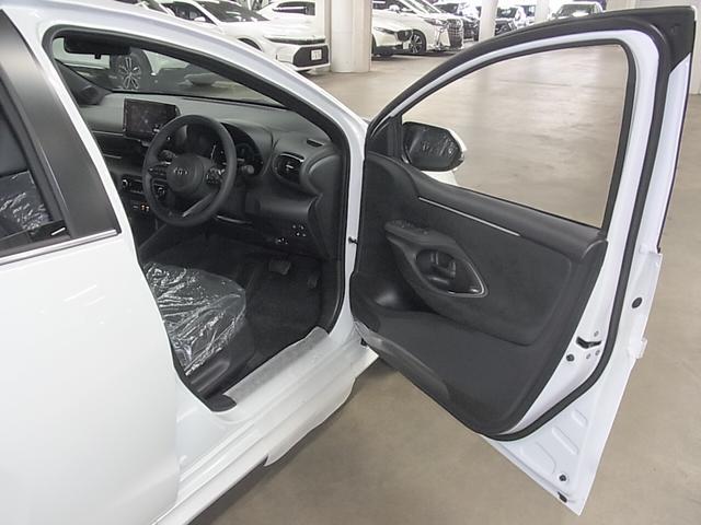 ヤリス ハイブリッドZ 登録済み未使用車 セーフティセンス パノラミックビューモニター BSM・SEA シート&ステアヒーター 8インチディスプレイオーディオPlus ETC2.0 BTオーディオ フルセグTV HDMI LEDライト オプション16インチAW(12枚目)