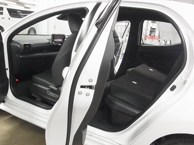 ヤリス ハイブリッドZ 登録済み未使用車 セーフティセンス パノラミックビューモニター BSM・SEA シート&ステアヒーター 8インチディスプレイオーディオPlus ETC2.0 BTオーディオ フルセグTV HDMI LEDライト オプション16インチAW(24枚目)