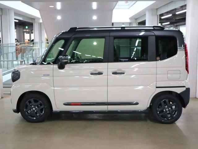 スペーシアギア ハイブリッドＸＺターボ　届け出済み未使用車　ＤＳＢＳＩＩ　全方位モニター付メモリーナビ　ＨＵＤ　シート＆ステアヒーター　オットマン　両側電動スライド　ＢＴオーディオ　フルセグＴＶ　スリムサーキュレーター　後席テーブル＆サンシェード　ＬＥＤライト　ルーフレール（10枚目）