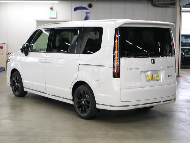 ステップワゴン e:HEVスパーダ 登録済未使用車 ホンダセンシング 15.6インチリヤモニター 11.4インチナビ マルチビューカメラ 後退出庫サポート・BSI シートヒーター オットマン コンビシート パワーバックドア 両側電動スライドドア 全列USB LEDライト(8枚目)