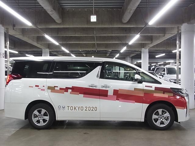 アルファードハイブリッド Ｘ　４ＷＤ　８人乗り　オリ・パララッピング仕様　トヨタセーフティセンス　ＥＴＣ　純正９インチディスプレイ＆ナビ　両側パワースライド　バックカメラ　ＢＴオーディオ　ＵＳＢ端子　ＡＣ１００Ｖ　パーキングセンサー　純正１６ＡＷ（9枚目）
