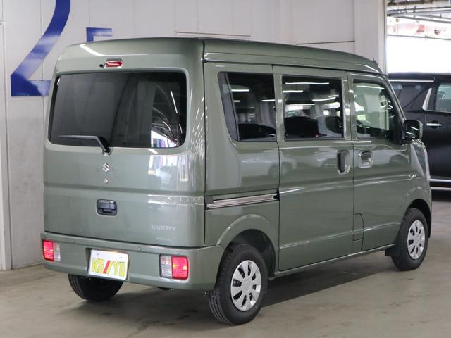 エブリイ PC 届出済未使用車 デュアルカメラブレーキサポート 誤発進抑制機能 車線逸脱警報 リヤパーキングセンサー シートヒーター 両側スライドドア オーバーヘッドシェルフ USB端子 電動格納ドアミラー パワーウインドウ LEDヘッドランプ ハイビームアシスト(3枚目)