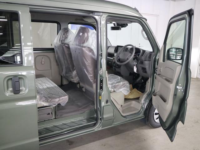 エブリイ PC 届出済未使用車 デュアルカメラブレーキサポート 誤発進抑制機能 車線逸脱警報 リヤパーキングセンサー シートヒーター 両側スライドドア オーバーヘッドシェルフ USB端子 電動格納ドアミラー パワーウインドウ LEDヘッドランプ ハイビームアシスト(12枚目)