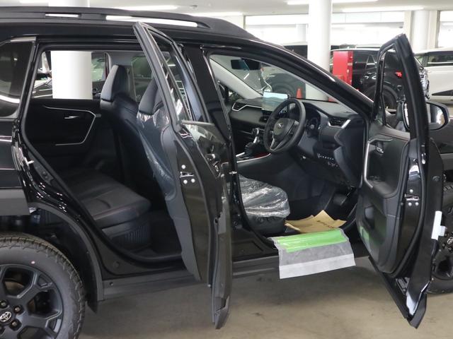 店内のキッズコーナーには人気ゲームや落書きカーコーナー、ＤＶＤをご用意、授乳室も御座います。整備待ち時間でも退屈致しません♪各種お飲み物のご用意、お子様にはお菓子をプレゼントしております♪