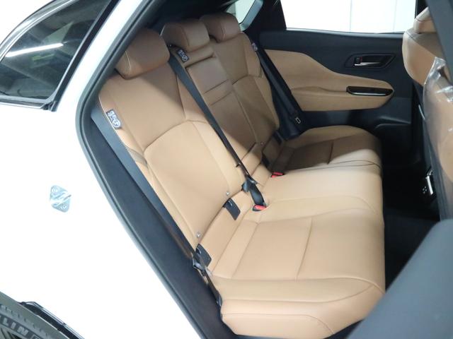 クラウンスポーツ Ｚ　４ＷＤ　内装／サンドブラウン　パノラマルーフ　アドバンストパーク　パノラミックビュー　デジタルミラー　ＢＳＭ　ＨＵＤ　１２．３インチナビ　ＥＴＣ２．０　本革電動　シートベンチレーション　ステアヒーター　パワーバックドア　おくだけ充電　ＡＣ１００Ｖ（14枚目）