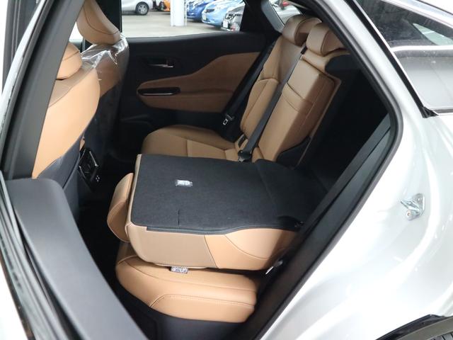 クラウンスポーツ Ｚ　４ＷＤ　内装／サンドブラウン　パノラマルーフ　アドバンストパーク　パノラミックビュー　デジタルミラー　ＢＳＭ　ＨＵＤ　１２．３インチナビ　ＥＴＣ２．０　本革電動　シートベンチレーション　ステアヒーター　パワーバックドア　おくだけ充電　ＡＣ１００Ｖ（17枚目）