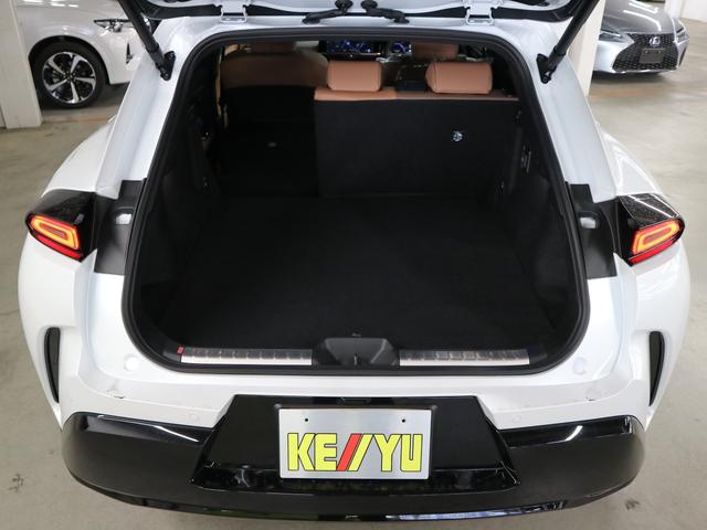 クラウンスポーツ Ｚ　４ＷＤ　内装／サンドブラウン　パノラマルーフ　アドバンストパーク　パノラミックビュー　デジタルミラー　ＢＳＭ　ＨＵＤ　１２．３インチナビ　ＥＴＣ２．０　本革電動　シートベンチレーション　ステアヒーター　パワーバックドア　おくだけ充電　ＡＣ１００Ｖ（21枚目）