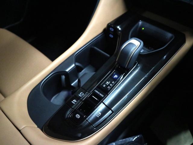 クラウンスポーツ Ｚ　４ＷＤ　内装／サンドブラウン　パノラマルーフ　アドバンストパーク　パノラミックビュー　デジタルミラー　ＢＳＭ　ＨＵＤ　１２．３インチナビ　ＥＴＣ２．０　本革電動　シートベンチレーション　ステアヒーター　パワーバックドア　おくだけ充電　ＡＣ１００Ｖ（39枚目）