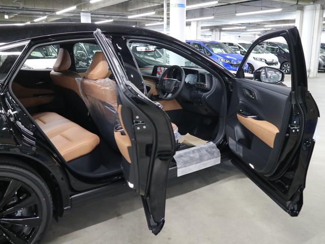 クラウンスポーツ Ｚ　４ＷＤ　内装／サンドブラウン　パノラマルーフ　アドバンストパーク　パノラミックビュー　デジタルミラー　ＢＳＭ　ＨＵＤ　１２．３インチナビ　ＥＴＣ２．０　本革電動　シートベンチレーション　ステアヒーター　パワーバックドア　おくだけ充電　ＡＣ１００Ｖ（12枚目）