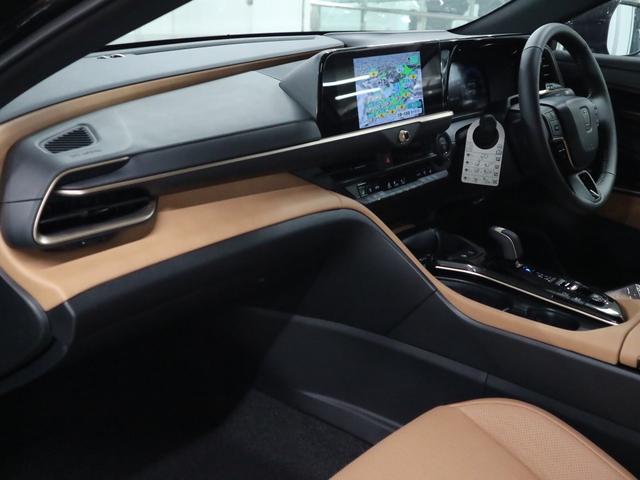 クラウンスポーツ Ｚ　４ＷＤ　内装／サンドブラウン　パノラマルーフ　アドバンストパーク　パノラミックビュー　デジタルミラー　ＢＳＭ　ＨＵＤ　１２．３インチナビ　ＥＴＣ２．０　本革電動　シートベンチレーション　ステアヒーター　パワーバックドア　おくだけ充電　ＡＣ１００Ｖ（16枚目）