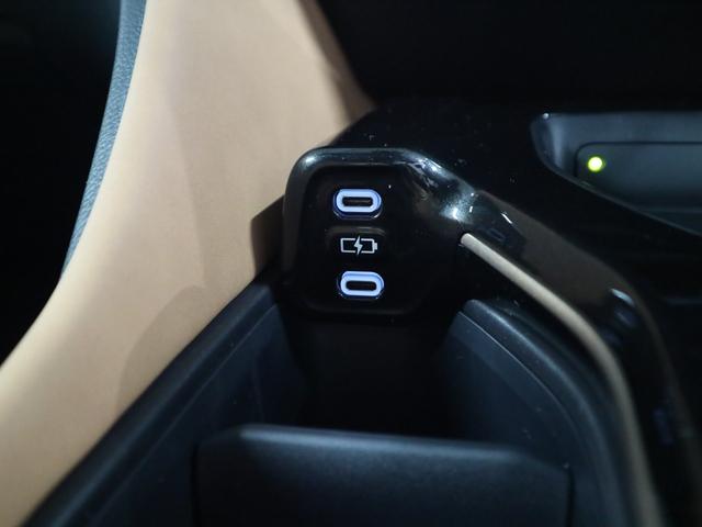 クラウンスポーツ Ｚ　４ＷＤ　内装／サンドブラウン　パノラマルーフ　アドバンストパーク　パノラミックビュー　デジタルミラー　ＢＳＭ　ＨＵＤ　１２．３インチナビ　ＥＴＣ２．０　本革電動　シートベンチレーション　ステアヒーター　パワーバックドア　おくだけ充電　ＡＣ１００Ｖ（40枚目）