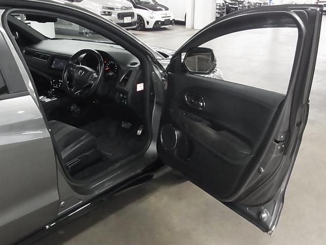 ヴェゼル ハイブリッドＲＳ・ホンダセンシング　衝突軽減ブレーキ　車線逸脱警報　アダプティブクルーズ　パドルシフト　ＥＴＣ　シートヒーター　純正ナビ　バックカメラ　ＢＴオーディオ　フルセグＴＶ　ＵＳＢ　スマートキー　オートリトラミラー　ＬＥＤランプ（12枚目）