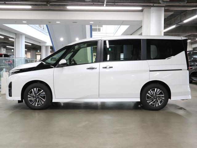 セレナ ハイウェイスターＶ　登録済み未使用車　ホットプラスパッケージ　後席モニター　ＮＣ１２．３インチナビ　アラウンドビュー　インテリミラー　ドラレコ　プロパイロット　ＥＴＣ２．０　ワイヤレス充電　前後シート＆ステアヒーター　ハンズフリースライドドア　アダプティブＬＥＤ（10枚目）