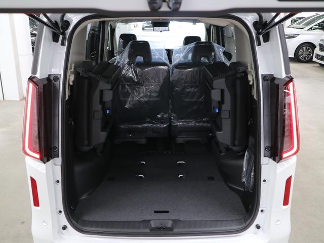 セレナ ハイウェイスターＶ　登録済み未使用車　ホットプラスパッケージ　後席モニター　ＮＣ１２．３インチナビ　アラウンドビュー　インテリミラー　ドラレコ　プロパイロット　ＥＴＣ２．０　ワイヤレス充電　前後シート＆ステアヒーター　ハンズフリースライドドア　アダプティブＬＥＤ（25枚目）