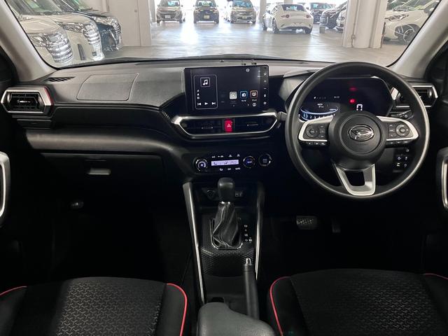 ロッキー Ｇ　ターボ　パノラマモニター　パーキングアシスト　スマートアシスト　ＥＴＣ　アダプティブクルーズ　シートヒーター　純正９インチディスプレイオーディオ　ＢＴオーディオ　シートアンダートレイ　ＡＤＢ・ＬＥＤランプ（4枚目）