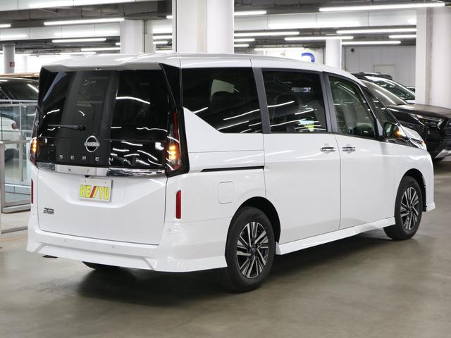 セレナ ハイウェイスターＶ　登録済み未使用車　ホットプラスパッケージ　後席モニター　ＮＣ１２．３インチナビ　アラウンドビュー　インテリミラー　ドラレコ　プロパイロット　ＥＴＣ２．０　ワイヤレス充電　前後シート＆ステアヒーター　ハンズフリースライドドア　アダプティブＬＥＤ（3枚目）