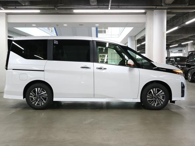 セレナ ハイウェイスターＶ　登録済み未使用車　ホットプラスパッケージ　後席モニター　ＮＣ１２．３インチナビ　アラウンドビュー　インテリミラー　ドラレコ　プロパイロット　ＥＴＣ２．０　ワイヤレス充電　前後シート＆ステアヒーター　ハンズフリースライドドア　アダプティブＬＥＤ（9枚目）