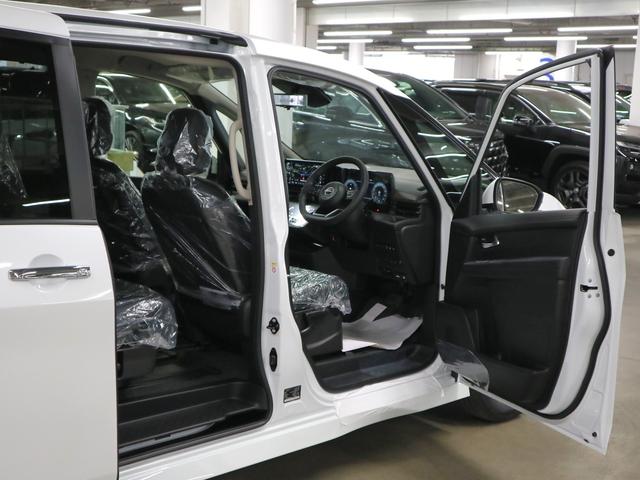 セレナ ハイウェイスターＶ　登録済み未使用車　ホットプラスパッケージ　後席モニター　ＮＣ１２．３インチナビ　アラウンドビュー　インテリミラー　ドラレコ　プロパイロット　ＥＴＣ２．０　ワイヤレス充電　前後シート＆ステアヒーター　ハンズフリースライドドア　アダプティブＬＥＤ（12枚目）