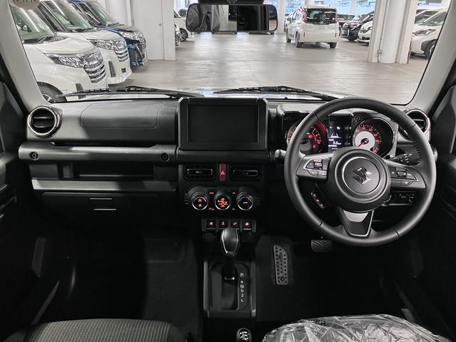 ジムニー ＸＣ　４ＷＤ　ターボ　届け出済み未使用車　改良モデル　デュアルセンサーブレーキサポートＩＩ　全車速追従クルーズコントロール　前後誤発進抑制　車線逸脱抑制　パーキングセンサー　シートヒーター　ＬＥＤライト　ハイビームアシスト　純正１６ＡＷ　スマートキー（4枚目）