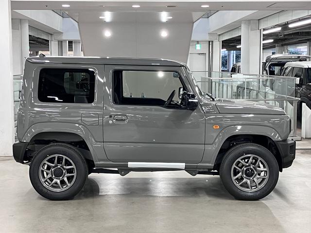 ジムニー ＸＣ　４ＷＤ　ターボ　届け出済み未使用車　改良モデル　デュアルセンサーブレーキサポートＩＩ　全車速追従クルーズコントロール　前後誤発進抑制　車線逸脱抑制　パーキングセンサー　シートヒーター　ＬＥＤライト　ハイビームアシスト　純正１６ＡＷ　スマートキー（9枚目）