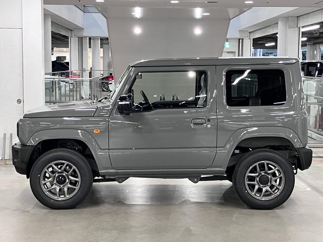 ジムニー ＸＣ　４ＷＤ　ターボ　届け出済み未使用車　改良モデル　デュアルセンサーブレーキサポートＩＩ　全車速追従クルーズコントロール　前後誤発進抑制　車線逸脱抑制　パーキングセンサー　シートヒーター　ＬＥＤライト　ハイビームアシスト　純正１６ＡＷ　スマートキー（10枚目）