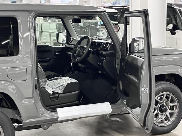 ジムニー ＸＣ　４ＷＤ　ターボ　届け出済み未使用車　改良モデル　デュアルセンサーブレーキサポートＩＩ　全車速追従クルーズコントロール　前後誤発進抑制　車線逸脱抑制　パーキングセンサー　シートヒーター　ＬＥＤライト　ハイビームアシスト　純正１６ＡＷ　スマートキー（12枚目）