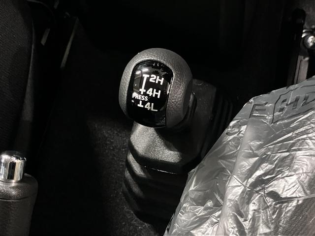 ジムニー ＸＣ　４ＷＤ　ターボ　届け出済み未使用車　改良モデル　デュアルセンサーブレーキサポートＩＩ　全車速追従クルーズコントロール　前後誤発進抑制　車線逸脱抑制　パーキングセンサー　シートヒーター　ＬＥＤライト　ハイビームアシスト　純正１６ＡＷ　スマートキー（26枚目）