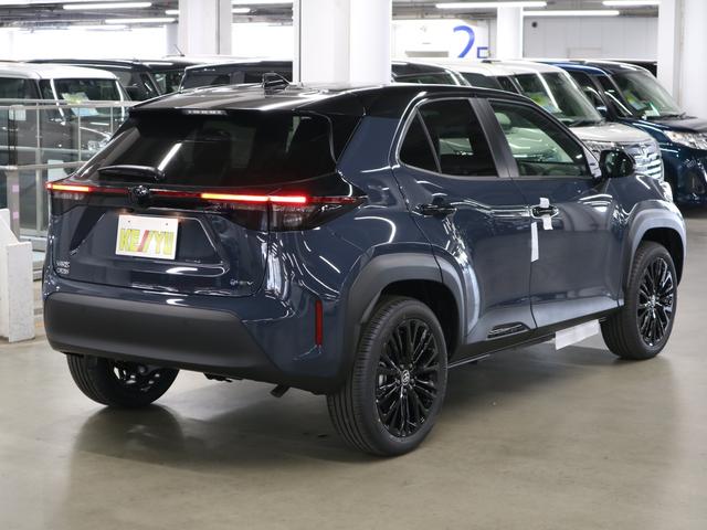 ヤリスクロス ハイブリッドＺウルバーノ　４ＷＤ　寒冷地仕様　登録済未使用車　ハンズフリーパワーバックドア　パノラミックビュー　純正８インチＤオーディオ＋　シート＆ステアヒーター　パワーシート　セーフティセンス　ＢＳＭ＋安心降車アシスト　ＥＴＣ２．０　ＢＴオーディオ　フルセグ（3枚目）