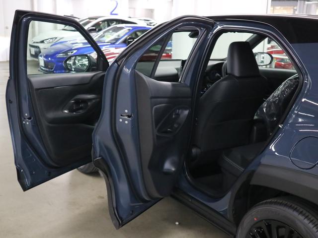 ヤリスクロス ハイブリッドＺウルバーノ　４ＷＤ　寒冷地仕様　登録済未使用車　ハンズフリーパワーバックドア　パノラミックビュー　純正８インチＤオーディオ＋　シート＆ステアヒーター　パワーシート　セーフティセンス　ＢＳＭ＋安心降車アシスト　ＥＴＣ２．０　ＢＴオーディオ　フルセグ（15枚目）