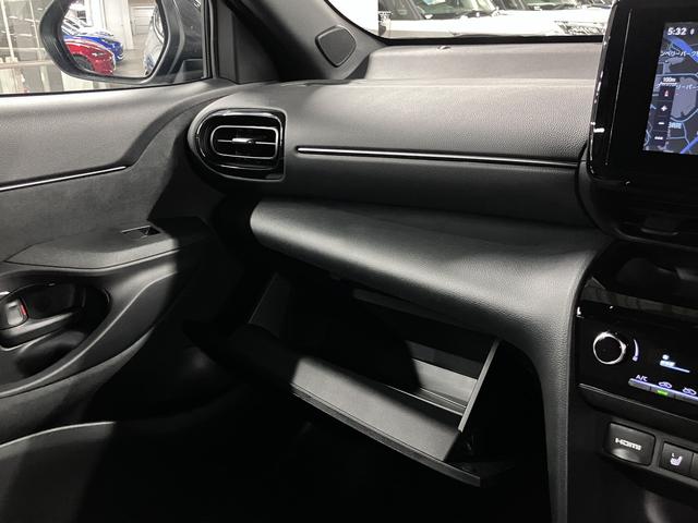 ヤリスクロス ハイブリッドＺウルバーノ　４ＷＤ　寒冷地仕様　登録済未使用車　ハンズフリーパワーバックドア　パノラミックビュー　純正８インチＤオーディオ＋　シート＆ステアヒーター　パワーシート　セーフティセンス　ＢＳＭ＋安心降車アシスト　ＥＴＣ２．０　ＢＴオーディオ　フルセグ（43枚目）