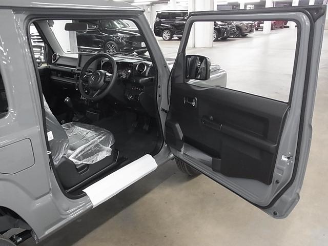ジムニー XC 4WD ターボ 5MT 届け出済み未使用車 改良モデル デュアルセンサーブレーキサポートII アダプティブクルーズコントロール 車線逸脱抑制 パーキングセンサー シートヒーター LEDヘッドライト ハイビームアシスト 純正16AW スマートキー スペアキー(12枚目)