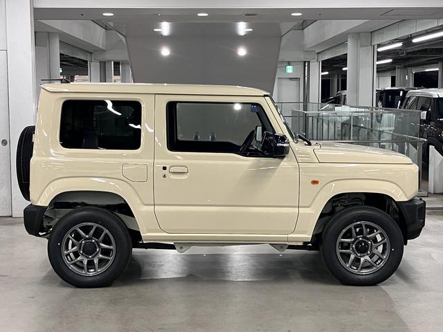 ジムニー ＸＣ　４ＷＤ　ターボ　届け出済み未使用車　改良モデル　デュアルセンサーブレーキサポートＩＩ　全車速追従クルーズコントロール　前後誤発進抑制機能　車線逸脱抑制　パーキングセンサー　シートヒーター　ＬＥＤライト　ハイビームアシスト　純正１６ＡＷ　スマートキー（9枚目）