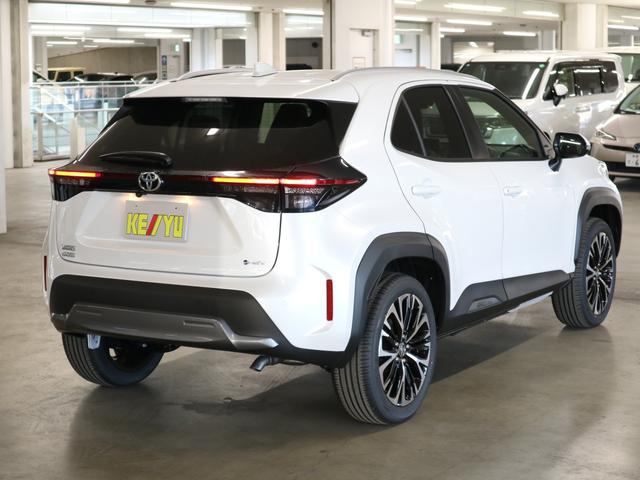 ヤリスクロス ハイブリッドZ アドベンチャー 登録済み未使用車 ハンズフリーパワーバックドア パノラミックビュー 純正8インチDオーディオ+ シート&ステアヒーター パワーシート セーフティセンス BSM+SEA ETC2.0 BTオーディオ フルセグ HDMI(3枚目)