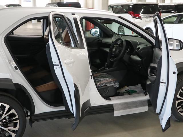 ヤリスクロス ハイブリッドZ アドベンチャー 登録済み未使用車 ハンズフリーパワーバックドア パノラミックビュー 純正8インチDオーディオ+ シート&ステアヒーター パワーシート セーフティセンス BSM+SEA ETC2.0 BTオーディオ フルセグ HDMI(12枚目)