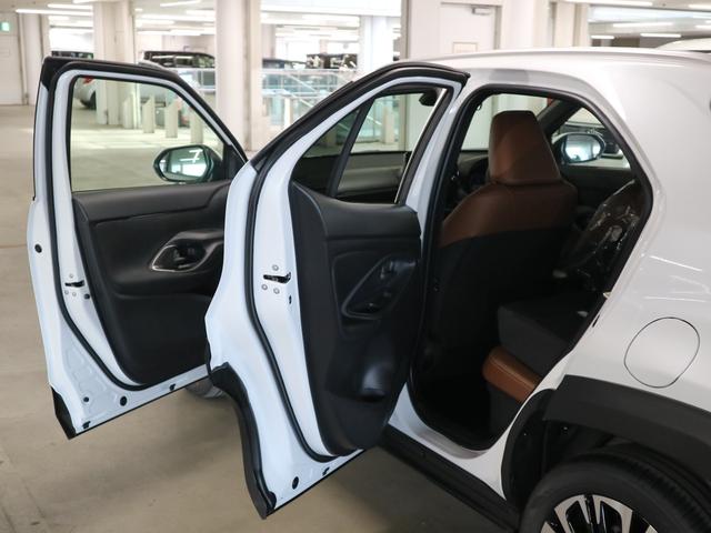 ヤリスクロス ハイブリッドZ アドベンチャー 登録済み未使用車 ハンズフリーパワーバックドア パノラミックビュー 純正8インチDオーディオ+ シート&ステアヒーター パワーシート セーフティセンス BSM+SEA ETC2.0 BTオーディオ フルセグ HDMI(15枚目)