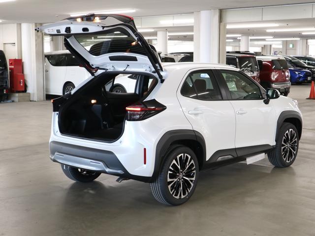 ヤリスクロス ハイブリッドZ アドベンチャー 登録済み未使用車 ハンズフリーパワーバックドア パノラミックビュー 純正8インチDオーディオ+ シート&ステアヒーター パワーシート セーフティセンス BSM+SEA ETC2.0 BTオーディオ フルセグ HDMI(18枚目)