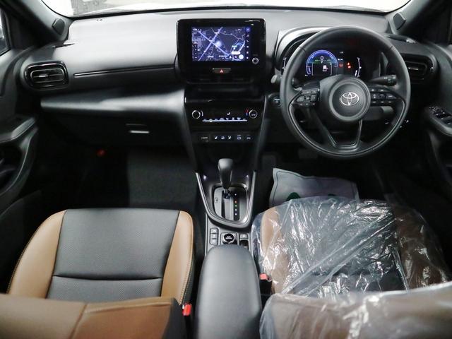 ヤリスクロス ハイブリッドＺ　アドベンチャー　４ＷＤ　登録済み未使用車　寒冷地仕様　ハンズフリーパワーバックドア　パノラミックビュー　純正８インチＤＡ＋　シート＆ステアヒーター　電動シート　セーフティセンス　ＢＳＭ＋ＳＥＡ　ＥＴＣ２．０　ＢＴオーディオ　フルセグ　ＨＤＭＩ（4枚目）