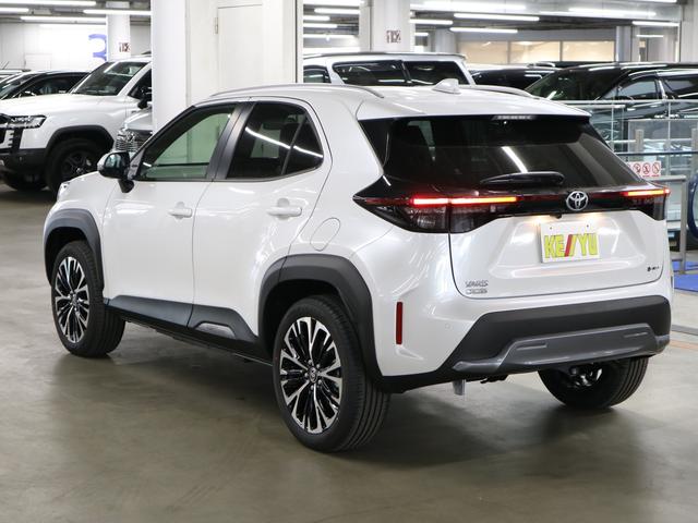 ヤリスクロス ハイブリッドＺ　アドベンチャー　４ＷＤ　登録済み未使用車　寒冷地仕様　ハンズフリーパワーバックドア　パノラミックビュー　純正８インチＤＡ＋　シート＆ステアヒーター　電動シート　セーフティセンス　ＢＳＭ＋ＳＥＡ　ＥＴＣ２．０　ＢＴオーディオ　フルセグ　ＨＤＭＩ（8枚目）